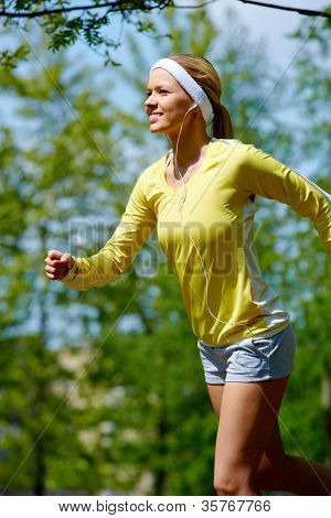 Ritratto di una giovane donna jogging con un walkman