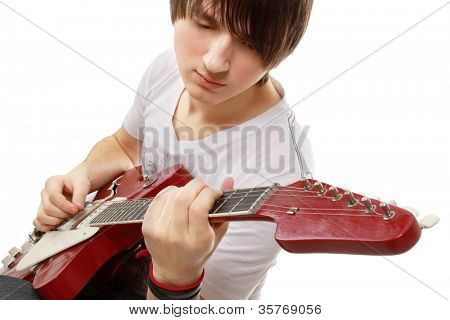 Rocker mit seiner klassischen Gitarre vor weißem Hintergrund