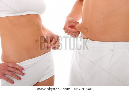 ein Bild eines jungen Paares zeigen ihren Bauch auf weißem Hintergrund