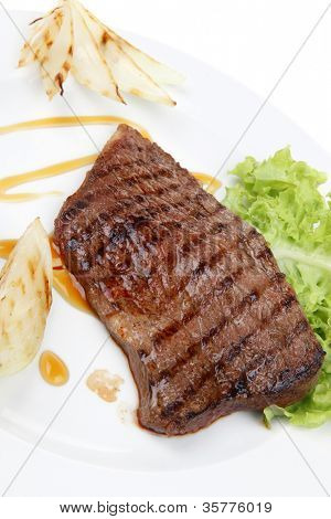 肉料理: ステーキ骨なし分離料理 ov にグリーン レタス サラダ ロースト オニオンと