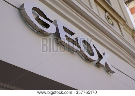Arcachon , Aquitaine / France - 10 08 2019 :  Geox Store Shop Logo Italian Shoe And Clothing Brand