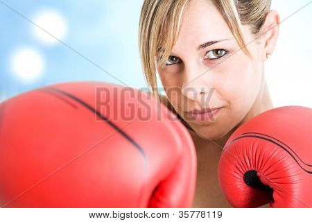 Retrato de jovem bela boxer feminino
