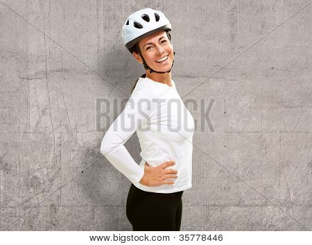 Femme portant le casque avec la main sur la hanche, indoor