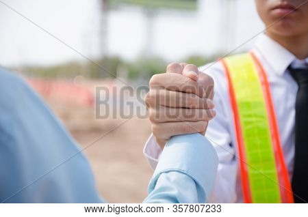 Business People Construction Together To Build A Mutually Beneficial Business Relationship