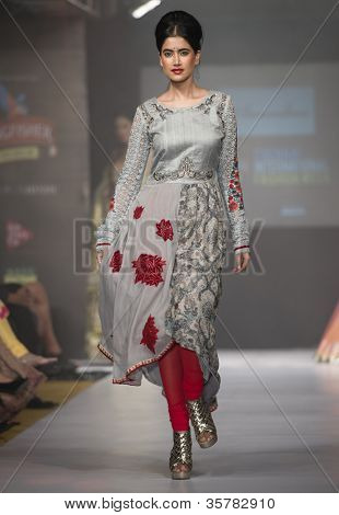 CHENNAI - 21 juli: A model gåture på rampen fremvisning designer Anuradhaa Bisani arbejde under at Ch