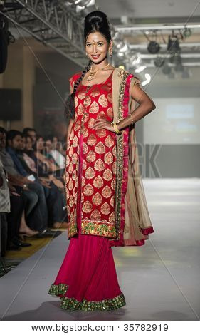 CHENNAI - 21 juli: A model gåture på rampen fremvisning designer Anuradhaa Bisani arbejde under at Ch