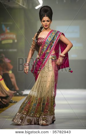 CHENNAI - 21 juli: A model gåture på rampen fremvisning designer Anuradhaa Bisani arbejde under at Ch