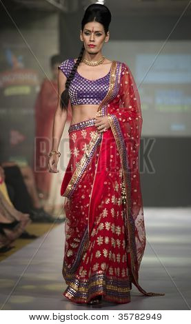 CHENNAI - 21 juli: A model gåture på rampen fremvisning designer Anuradhaa Bisani arbejde under at Ch