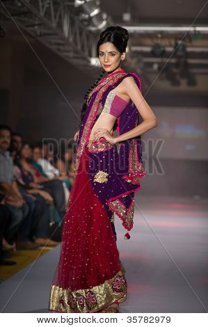 CHENNAI - 21 juli: A model gåture på rampen fremvisning designer Anuradhaa Bisani arbejde under at Ch