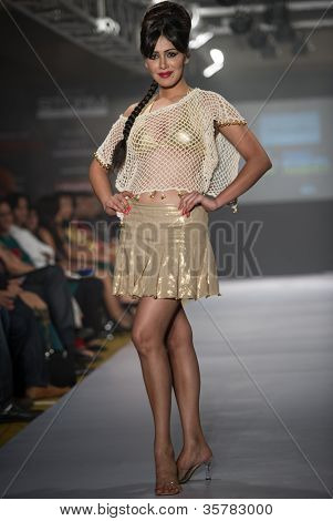CHENNAI - 21 juli: A model gåture på rampen fremvisning designer Anuradhaa Bisani arbejde under at Ch