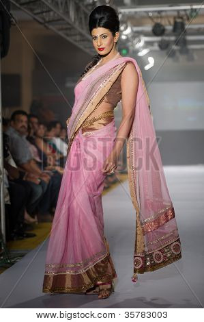 CHENNAI - 21 juli: A model gåture på rampen fremvisning designer Anuradhaa Bisani arbejde under at Ch