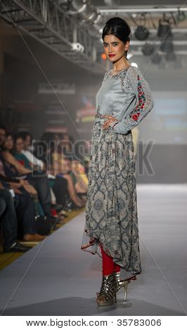 CHENNAI - 21 juli: A model gåture på rampen fremvisning designer Anuradhaa Bisani arbejde under at Ch