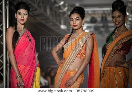 CHENNAI - 21 juli: A model gåture på rampen fremvisning designer Anuradhaa Bisani arbejde under at Ch