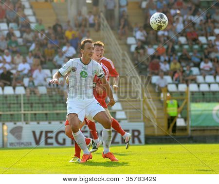 KAPOSVAR, Ungheria - 4 agosto: Lorant Olah (in bianco) in azione a un campionato nazionale ungherese 