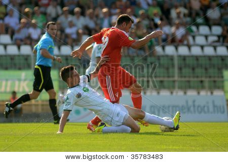 KAPOSVAR, Ungheria - 4 agosto: Benjamin Balazs (in bianco) in azione presso un campione nazionale ungherese