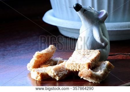 Croutons. Dried Bread, Crust. Bread Crumbs. Bread Dentil In A Pocket. Red Sack With Bread Dentil. Mi