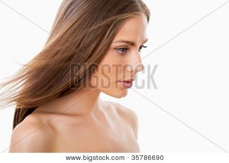 Bella donna semi-vestita con magnifici capelli