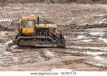 Starý rezavý země kopání caterpillar buldozer stroj pracuje na budování staveniště