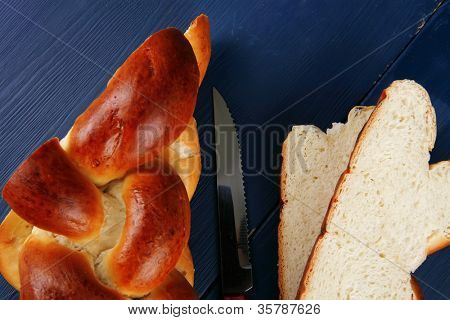 pečený výrobek: snížit challah nad modré malované dřevěné desky