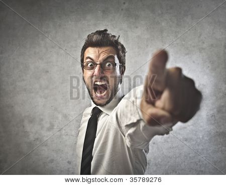 Présentateur lisant les nouvelles dans le micro