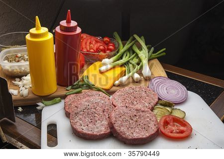 Hamburgery připravené pro grilování