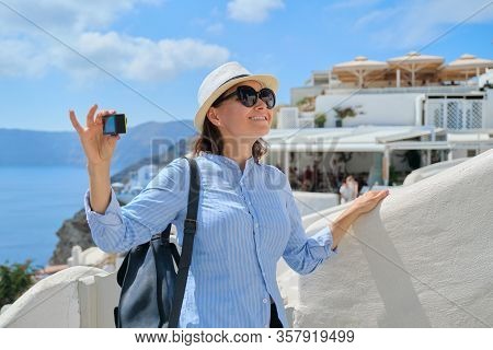 Woman Travel Vloger Traveling In Greek Village Of Oia On Santorini Island, Filming Aktion Camera Vid