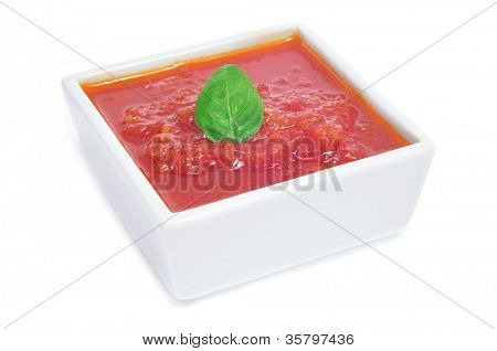 una ciotola con la salsa di pomodoro fatta in casa su uno sfondo bianco