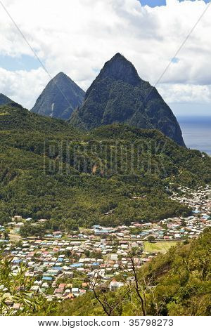 soufriere และ pitons บนเกาะเซนต์ลูเซีย