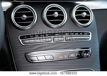 Mercedes-benz Glc-class - Close Up Instrument Automobile Panel With  Climat Control View With Air Co