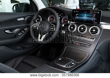 Mercedes-benz Glc-class - Close-up Of The Dashboard, Player, Steering Wheel, Accelerator Handle, But