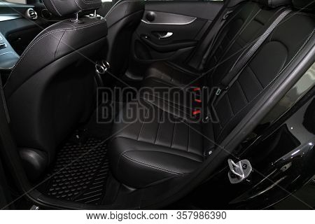 Mercedes-benz Glc-class - Rear Seat For Passengers In Black Leather, Open Door To The Passenger Comp