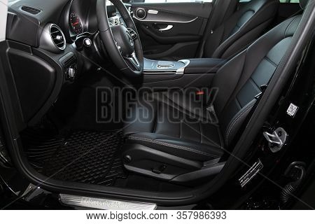 Mercedes-benz Glc-class - Close-up Of The Dashboard, Player, Steering Wheel, Accelerator Handle, But