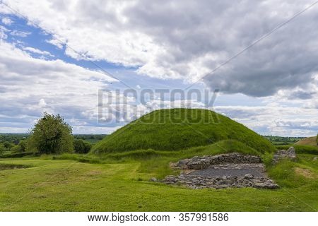 Knowth Neolithic Passage Mound Tombs In Boyne Valley, Ireland