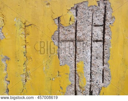 Old Building Have Cracked Concrete Pole. Danger Area Should Be Recomment By Construction Engineer