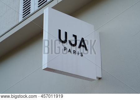 Cannes , Paca  France - 06 15 2022 : Uja Paris Brand Un Jour Ailleurs Logo And Text Sign On Wall Clo