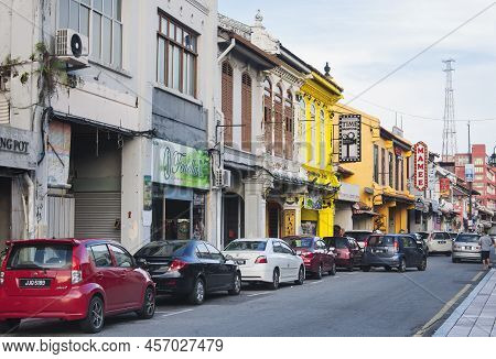 Melaka, Malaysia.  August 17, 2017.  A Street With Parked Cars On It Within The Jonker Walk Scenic A