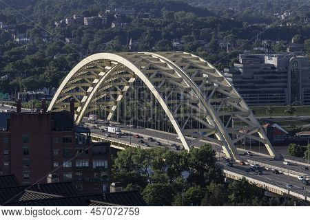 Cincinnati - Circa June 2022: Daniel Carter Beard Bridge Connecting Cincinnati With Newport, Kentuck