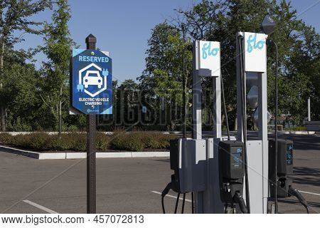 Cincinnati - Circa June 2022: Flo Electric Vehicle (ev) Charging Station. Flo Is A Subsidiary Of Add