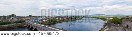 Limerick, Ireland - Lune 4, 2022: Beautiful Limerick Urban Cityscape Over The River Shannon Viewed F