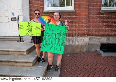 Philadelphia, Pa Usa 06-25-2022 Two Young Stand By Historic Buildings Women With Feminist Pro-choice