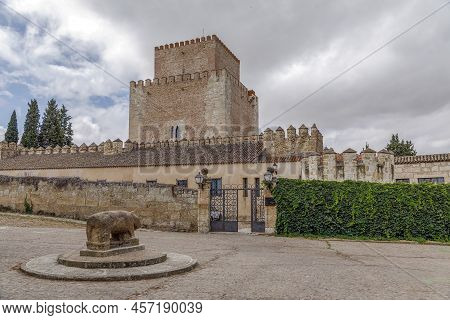 Castle Of Enrique Ii Of Trastamara, Currently A Tourist Hostel, In The City Of Ciudad Rodrigo, In Sa