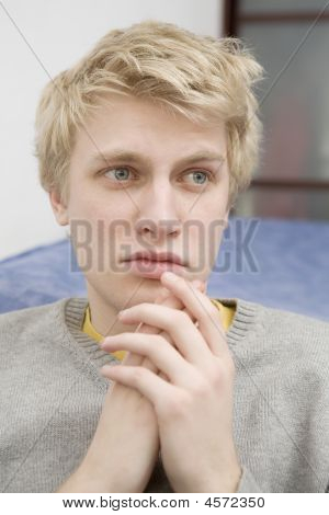 Muotokuva nuori blondi itku mies