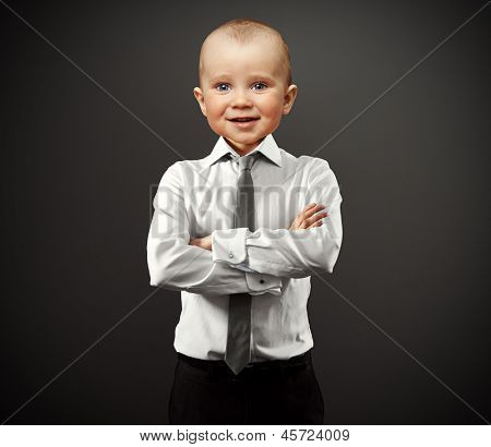 biznesmen z twarzy dziecka na szarym tle