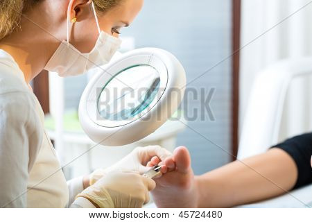 데가 스파에서 발병 치료 치료를 받은 여성
