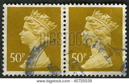 UK-CIRCA 1977: et frimærke, trykt i UK viser billede af Elizabeth II er den forfatningsmæssige monark af 16