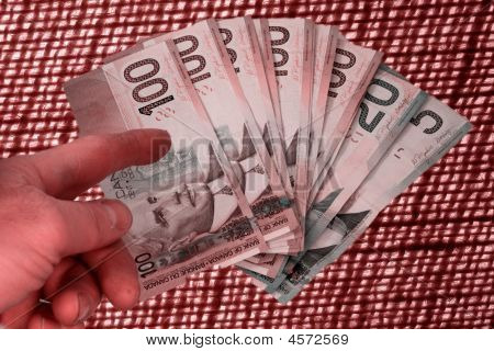 Geld darauf Fingerisolated mit braunem Hintergrund shutter