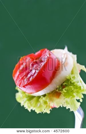 Un delizioso boccone di formaggio, insalata e verdure