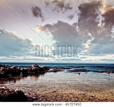 아름 다운 돌 해안, 바위 해변, 극적인 일몰, 흐린 하늘, 멋진 경치, summert의 사진