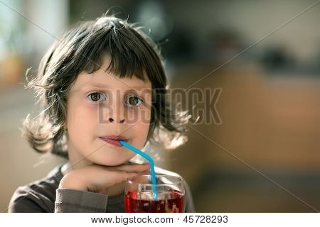 素敵な女の子、わらドリンクを飲む