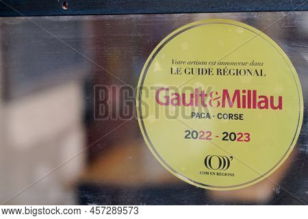 Bordeaux , Aquitaine  France - 06 25 2022 : Gault & Millau Panel Yellow Badge 2022 Logo Brand And Te
